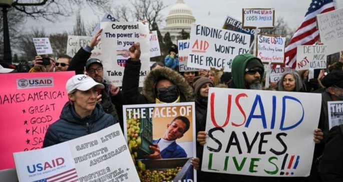 Demandas contra la administración Trump por congelación de fondos de cooperación